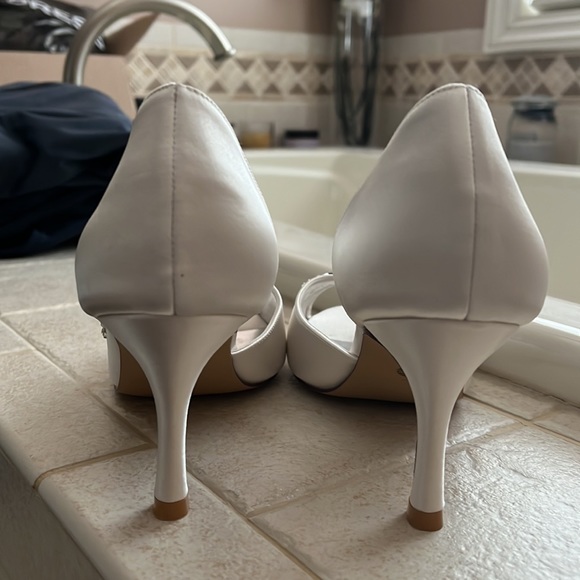 Elegant White Peep-Toe Heels with Crystal Embellishments - Picture 3 of 6